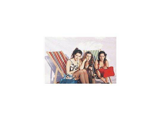Luciana Lifschitz, Violeta Urtizberea y Julieta Zylberberg aportan franca comicidad a lastres amigas que sufren casi patológicamente unas vacaciones en la sutil comedia dehumor negro «Lucro cesante».