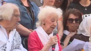 El libro A Flower Traveled in My Blood reconstruye la historia de Abuelas de Plaza de Mayo. El libro A Flower Traveled in My Blood reconstruye la historia de Abuelas de Plaza de Mayo.