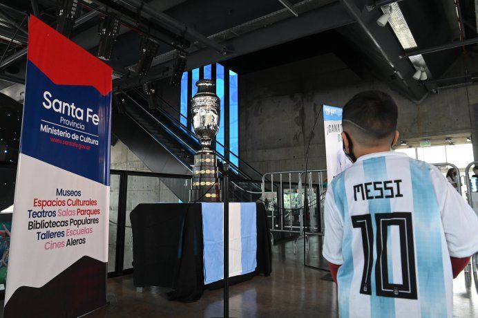 Rosario: Miles de personas concurrieron este fin de semana a fotografiarse con la r&eacute;plica de la Copa Am&eacute;rica, que la selecci&oacute;n gan&oacute; hace dos semanas en el "Maracanazo", expuesta en el Museo del Deporte, situado en el barrio rosarino La Bajada, donde naci&oacute; el capit&aacute;n del equipo, Lionel Messi.