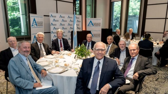 Santiago Bausili junto a la cúpula de la Asociación Empresaria Argentina (AEA).