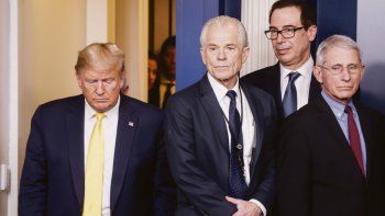 CERCA, PERO LEJOS. Donald Trump camina cerca del asesor comercial Peter Navarro y otros altos funcionarios de su administraci&oacute;n en esta foto de archivo. Navarro fue el primero en advertirle al presidente la amenaza que supon&iacute;a el Covid-19, pero este no le prest&oacute; la atenci&oacute;n debida.
