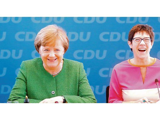 DELFINA. La canciller Angela Merkel sufrió un divertido lapsus al presentar a su correligionaria Annegret Kramp-Karrenbauer como “la primera mujer” en la secretaría general de la CDU. “Oh, no. Ese sí que fue un error”, se corrigió la mandataria al darse cuenta de que ella misma fue la primera en el puesto, que ocupó de 1998 a 2000.