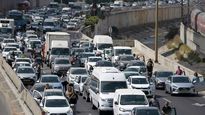 Los conductores bajan de sus autos para recordar a las víctimas judías del nazismo.
