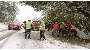 Accidente. La fuerte tormenta de viento y nieve en el Valle de Río Negro generó importantes accidentes en las rutas de la provincia.