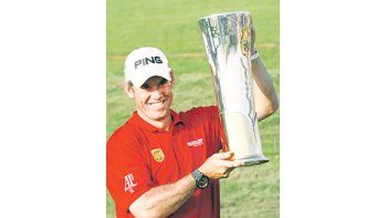 Lee Westwood junto al trofeo, tras ganar el Campeonato de Tailandia.