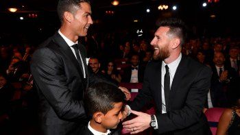 Cristiano y Messi. Hoy la rivalidad quedó en los premios individuales.&nbsp;