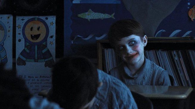 Josh Brolin, Julia Garner y Austin Abrams lideran el elenco de la nueva película de terror que ya está disponible en HBO Max.