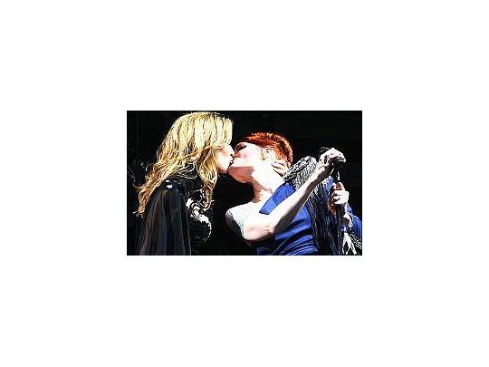 Kylie Minogue y Ana Matronic (Foto: News of the world)