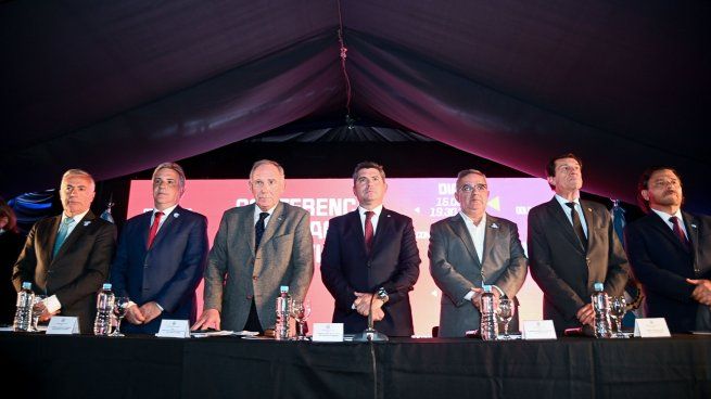 Gobernadores en la Mesa del Cobre.