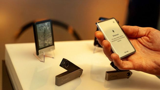 El anfitrión del evento fue Carl Anderson, VP of Engineering en Ledger, quien presentó de forma directa las tecnologías que buscan elevar el estándar de seguridad en Web3.