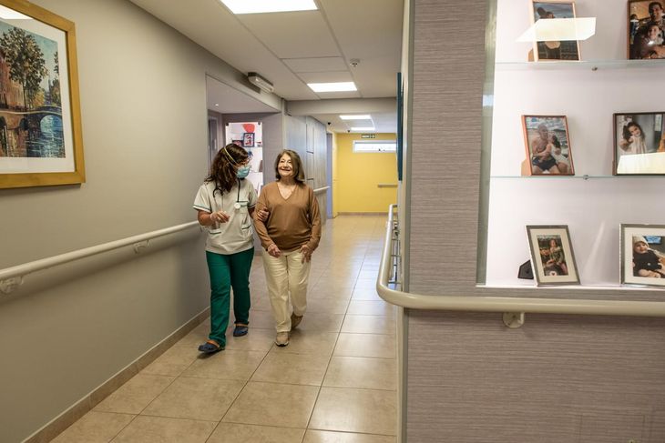 El entorno estimula lo que los residentes aún pueden hacer, sin exponerlos a riesgos ni limitar sus capacidades. El entorno estimula lo que los residentes aún pueden hacer, sin exponerlos a riesgos ni limitar sus capacidades.