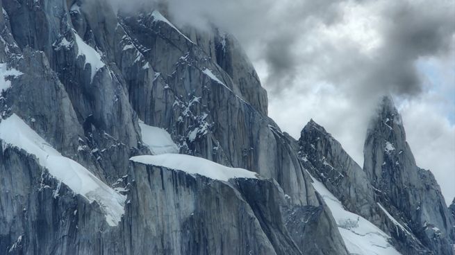 Asimismo, advirtió que ese dominio tampoco habilita a imponer restricciones irrazonables que desvirtúen las políticas federales orientadas a una explotación racional de los recursos naturales conforme al interés general.
