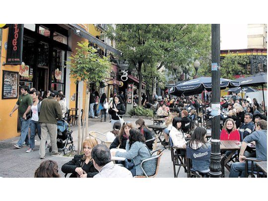 En este momento la city porteña está repleta de brasileños, europeos (alemanes, españoles y británicos, sobre todo) y norteamericanos. Los centroamericanos siempre marcan presencia. Casi todos hacen la previa en bares, «after offices» o en sus lugares de