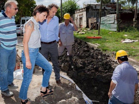 El ministro de Obras Públicas, Gabriel Katopodis, junto a la intendenta de Quilmes, Mayra Mendonza, recorriendo las calles del sur bonaerense.&nbsp;&nbsp;