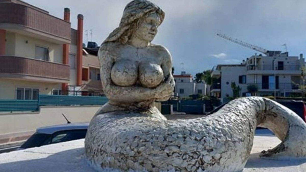 Una statua ha suscitato polemiche in Italia per essere troppo provocatoria
