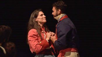 La propuesta escénica de la obra busca acercar a estos personajes a su condición más humana y sensible, como padres, madres, parejas.