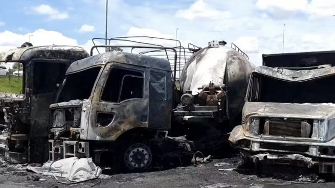 Lo que quedó de los tres camiones que protagonizaron el choque triple esta mañana.