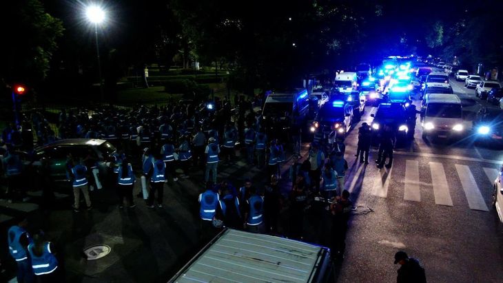 En total, se realizaron 50 allanamientos y se desalojaron a 5.000 manteros. En total, se realizaron 50 allanamientos y se desalojaron a 5.000 manteros.