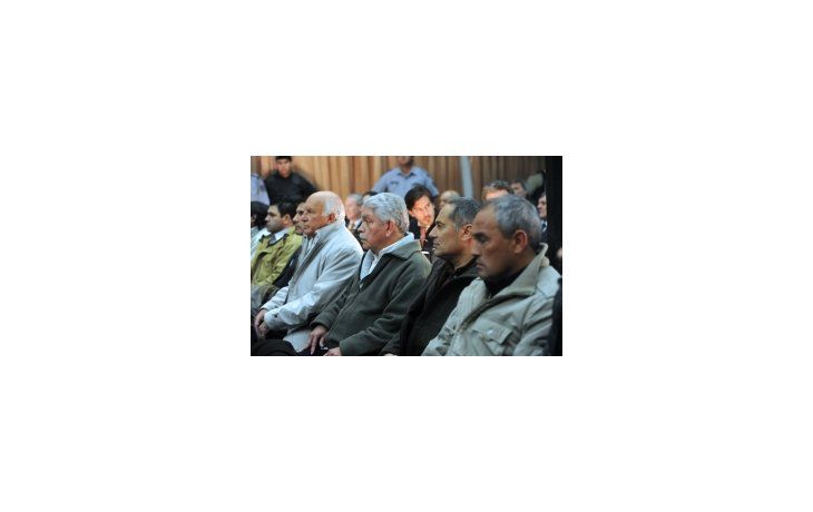 José Pedraza, de bigotes, sentado ante el Tribunal Oral en lo Criminal 21. A su derecha, Juan Carlos Gallego Fernández, N° 2 en la Unión Ferroviaria. A su izquierda, Pablo Díaz, delegado del Roca.