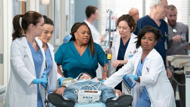 Greys Anatomy ya tiene su temporada 21 en Disney+: regresa un rostro del pasado y Meredith toma las riendas