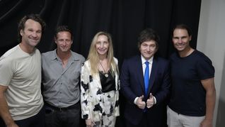 Javier y Karina Milei junto a Rafa Nadal, Carlos Moyá y David Nalbandian. Javier y Karina Milei junto a Rafa Nadal, Carlos Moyá y David Nalbandian.