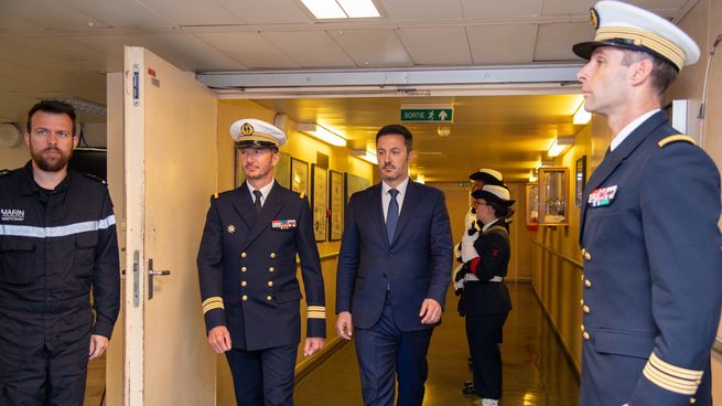 El embajador Romain Nadal y el Comandante del Tonnerre, capitán de navío Adrienne Schaar
