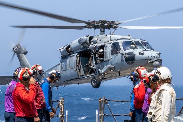 El operativo “Proyecto Libertad” sigue en marcha para escoltar barcos comerciales en el estrecho.