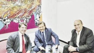 Encuentro. El gobernador de Salta, el peronista Gustavo Sáenz, se reunió ayer con el próximo jefe de Gabinete, Nicolás Posse, y el futuro ministro del Interior, Guillermo Francos, quien manejará el vínculo con las provincias. “Los felicité por los resultados electorales y les deseé el mayor de los éxitos. El voto es el instrumento más importante que tiene la democracia”, comentó Sáenz en sus redes sociales. Es el primer encuentro de un mandatario con la administración nacional entrante.