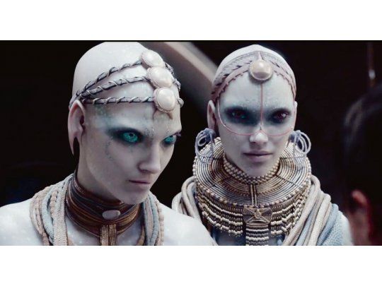 Valerian y Laureline. Luc Besson ya había viajado a estos territorios en su fantasía de los 90 “El quinto elemento”. Ahora vuelve a ese mundo, con una técnica que a veces puede ser abrumadora.