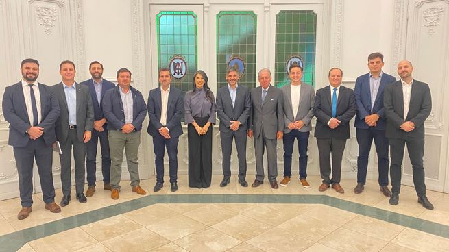 El presidente de la UIA Daniel Funes de Rioja y el titular del nuevo departameno minero Franco Mignacco, acompañados por el equipo,