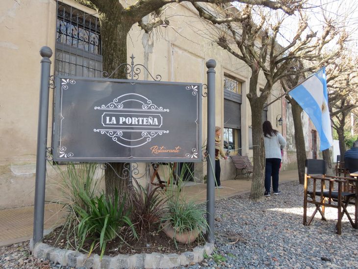 La Porteña, Azcuénaga. La Porteña, Azcuénaga.