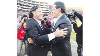 Miguel Ángel Russo y Fernando Gamboa se saludan antes del partido. El DT de Racing ganó el duelo en Santa Fe.