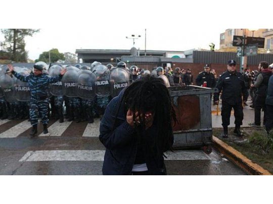 La policía bonaerense fue asistida por personal de Gendarmería Nacional, que desde las 8.30 enfrentó con gases lacrimógenos y balas de goma a los trabajadores que encendieron neumáticos. (foto: @cupp_uba)
