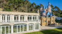 La lujosa mansion portuguesa tiene una replica oficial del palacio de Disney.