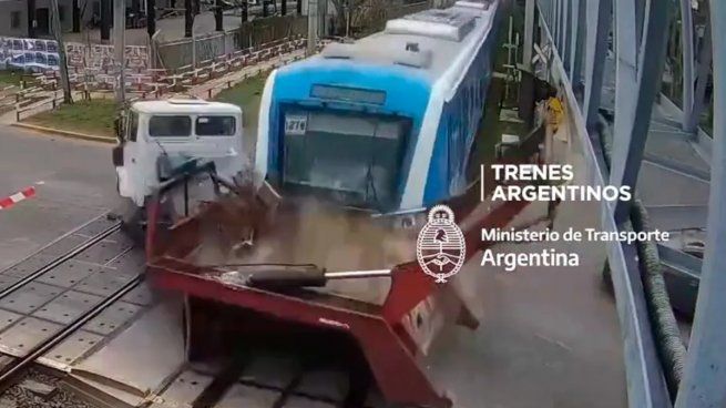 Impactante choque entre una formación del tren Roca y un camión en Quilmes
