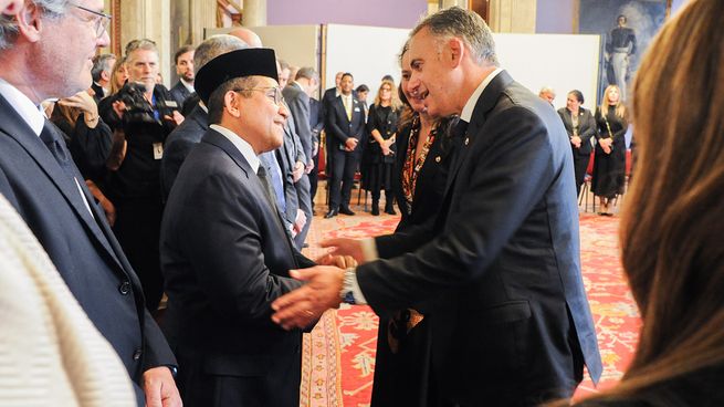 Decenas de representantes internacionales se acercaron para saludar al presidente Yamandú Orsi.