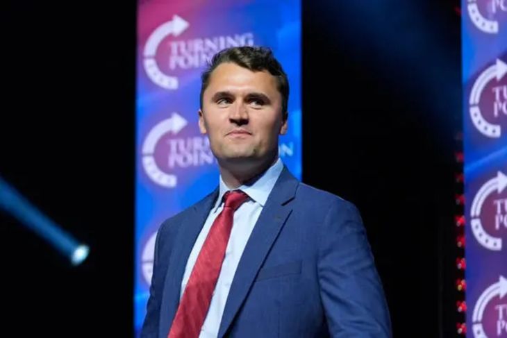 La opini&oacute;n de Charlie Kirk sobre la libre portaci&oacute;n de armas. &nbsp;