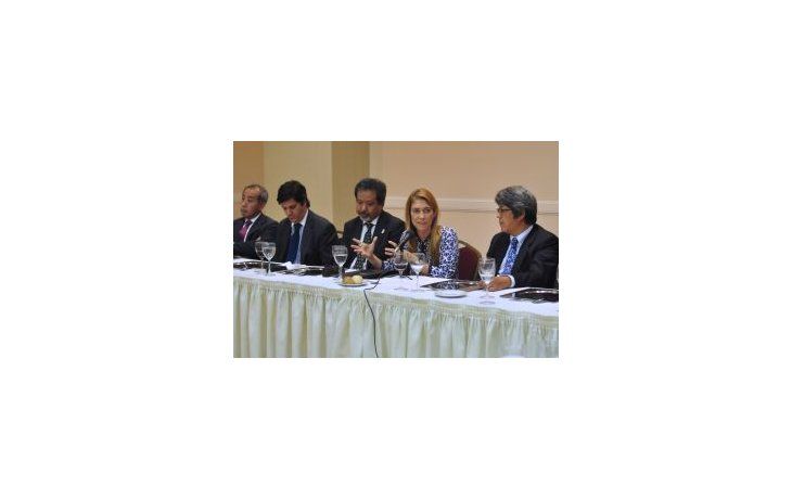 La ministra de Industria, Débora Giorgi, junto a empresarios japoneses.