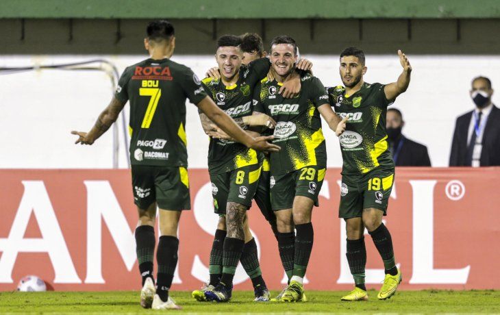 Defensa y Justicia goleó a Universitario y se acomodó en el grupo A de la Copa Libertadores.