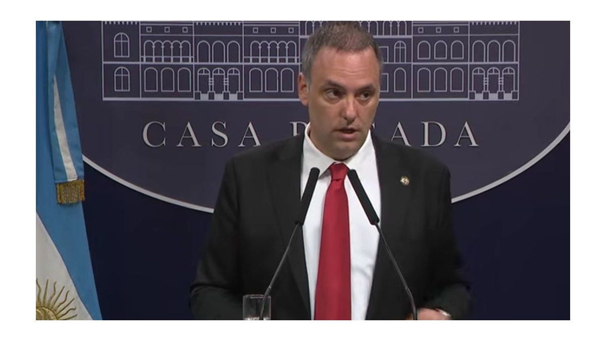 Manuel Adorni confirm� que su esposa viaj� en el avi�n presidencial: 