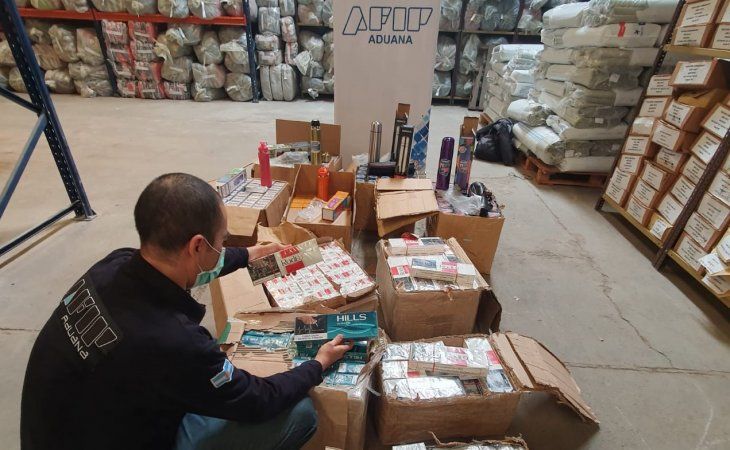 Un operativo en el cual se incautaron 144 termos y 43.000 paquetes de cigarrillos de origen extranjero sin documentación de intervención aduanera.
