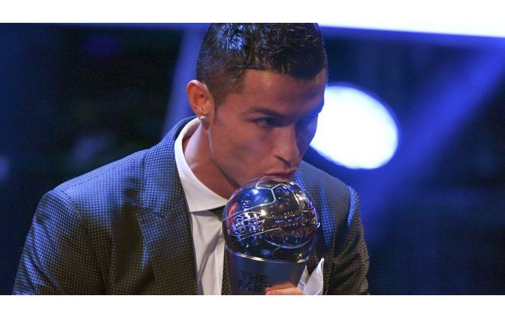 Ronaldo besando el trofeo The Best por segundo año consecutivo.
