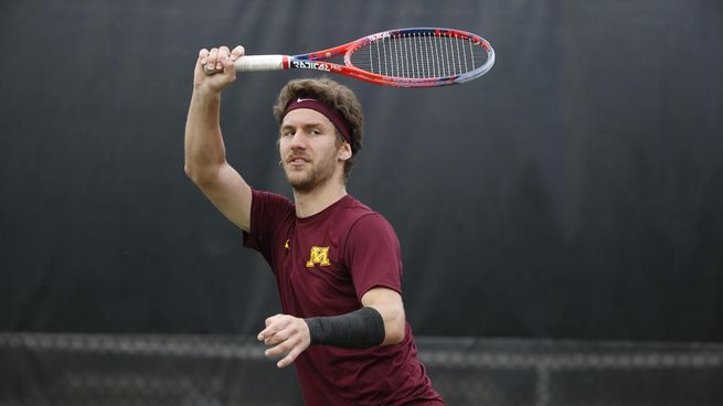 Escándalo en el tenis. La ITIA sancionó al serbio Stefan Milićević por 24 años y lo multó con u$s 70.000 por amañar partidos. Lo deja fuera de competición hasta el 2050. En ese entonces tendrá 53 años.