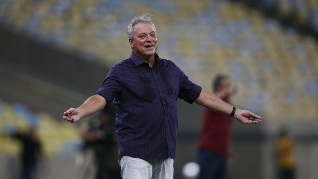 El entrenador está en el ojo de la tormenta tras su abrupta presentación en el club del cual es ídolo.