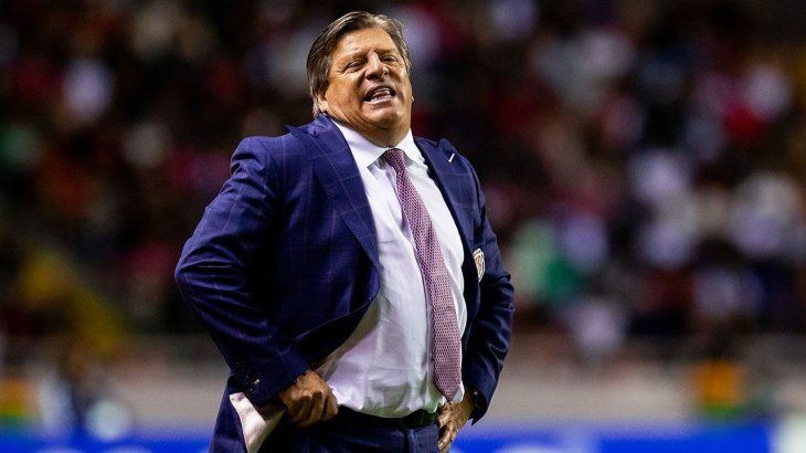 La televisora de Chapultepec está haciendo movimientos para contraponerse a TV Azteca, Ya contrató a José Mourinho y ahora tiene intenciones de cerrar trato con Miguel Herrera para sumarlo al grupo de comentaristas para el Mundial 2026.
