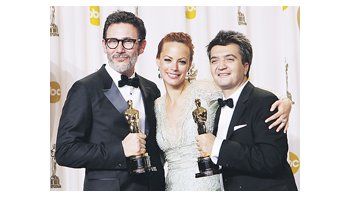 «El artista», ganadora de los Oscar principales: el director, Michael Hazanavicius, la actriz Berenice Bejo, y el productor Thomas Langmann.