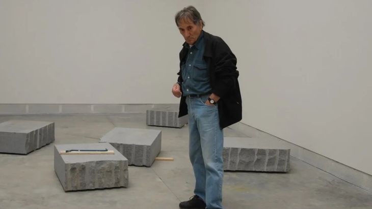 Giovanni Anselmo fue un artista destacado del movimiento Arte Povera en los años 60. 