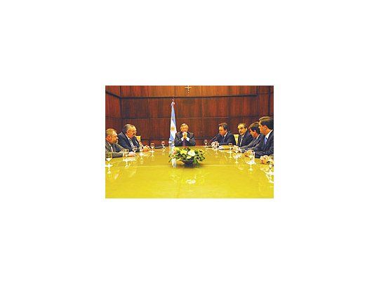 El presidente Kirchner,junto al ministro MiguelPeirano y al secretario deComercio Interior,Guillermo Moreno,encabezó el encuentrodonde se firmó un nuevoacuerdo de precios conproductores dealimentos.