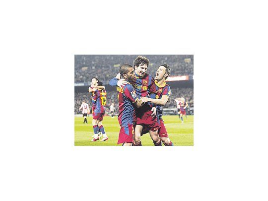 Lionel Messi, apretado por David Villa y Dani Alves para festejar el gol del triunfo. Otra victoria de Barcelona en la que fue protagonista.