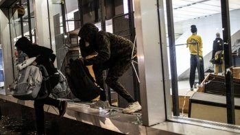 El aumento de un 130% de los tiroteos durante el mes de junio se le atribuye en principio a las manifestaciones en contra de la brutalidad policial.